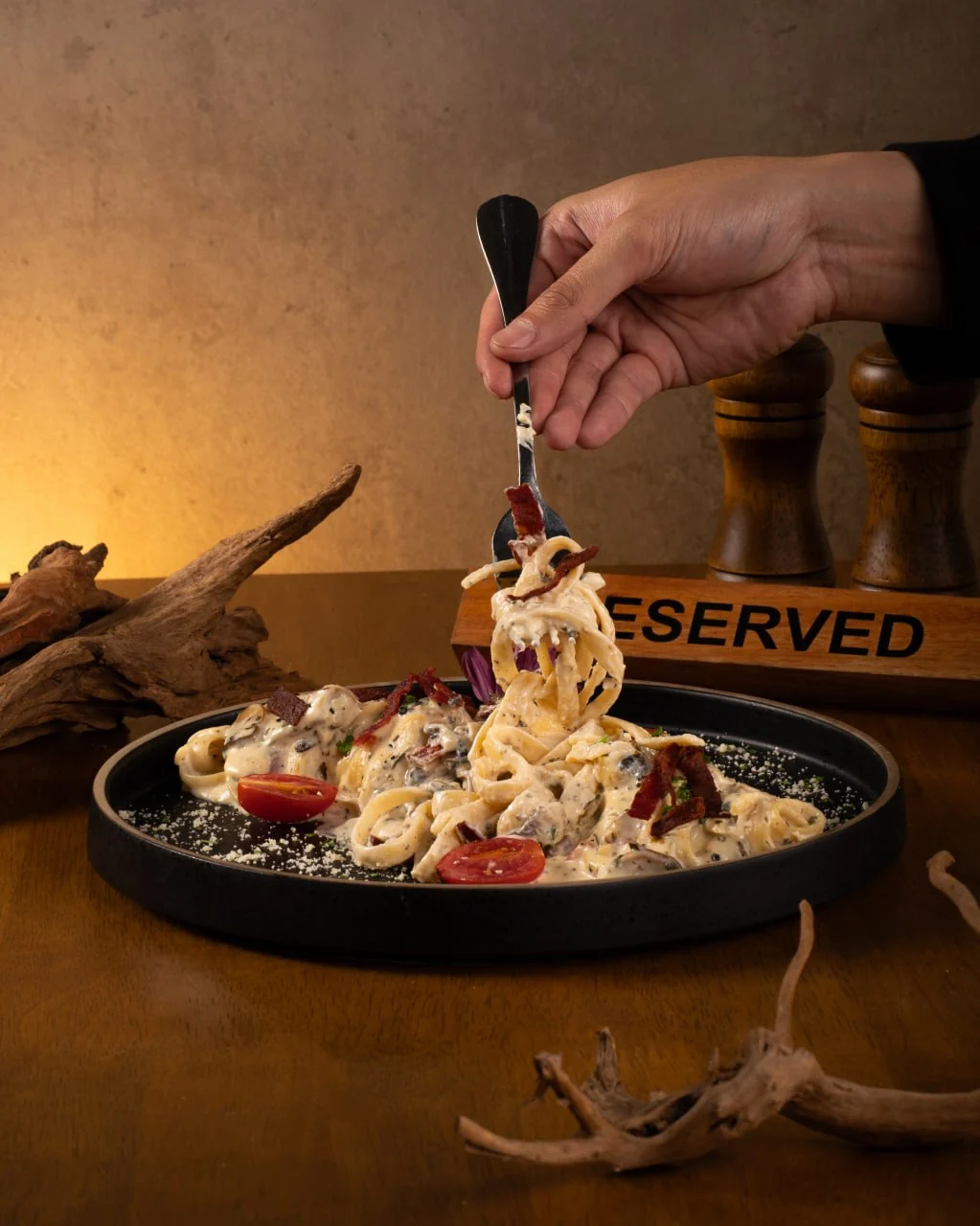 Foto editorial hidangan pasta berkrim