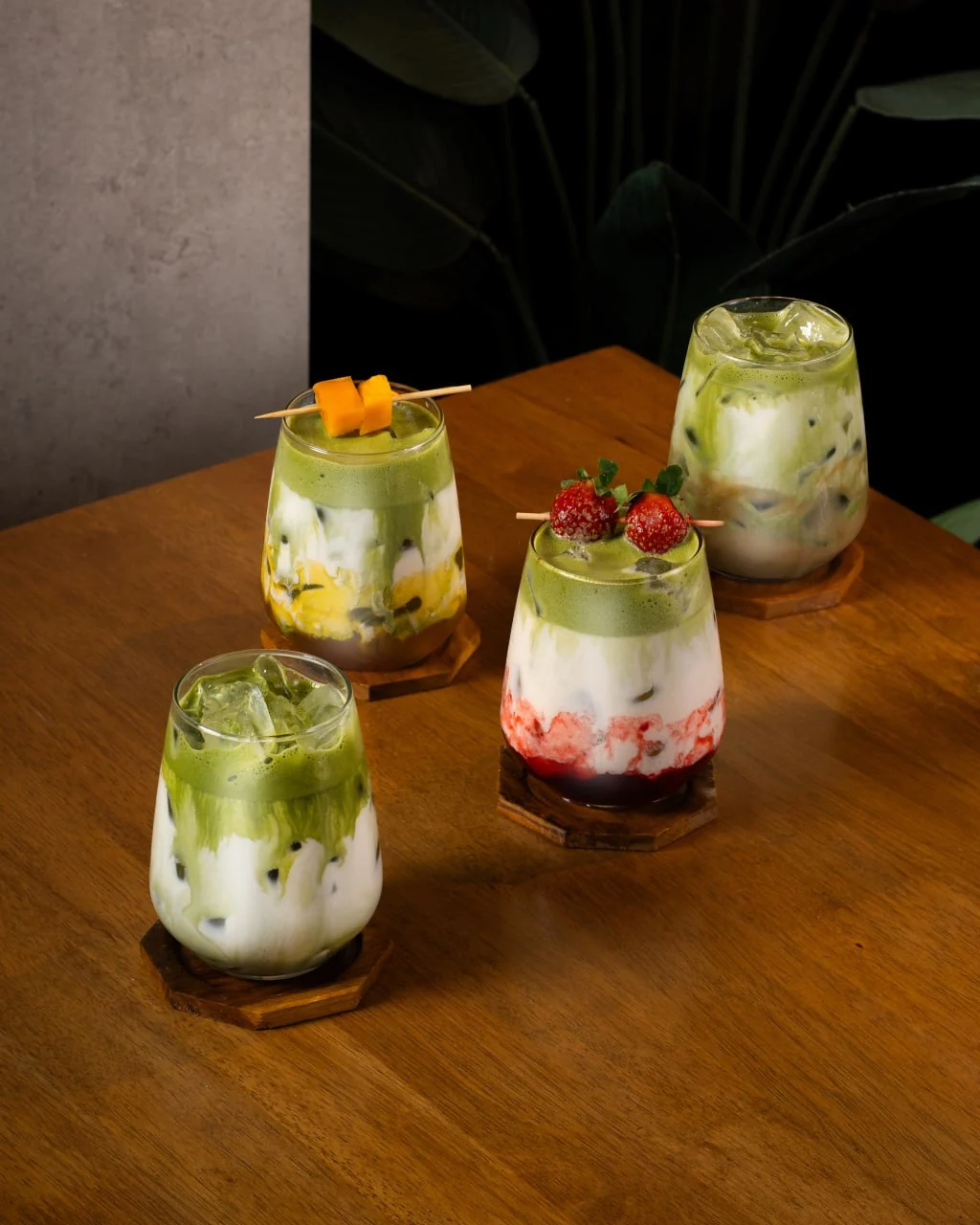 Empat minuman Senjakala di atas meja kayu