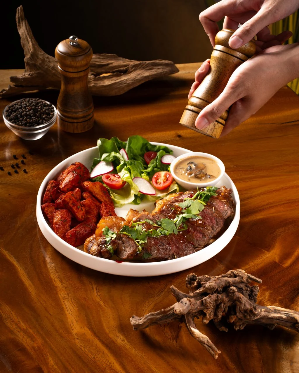 Hidangan daging, kentang, salad